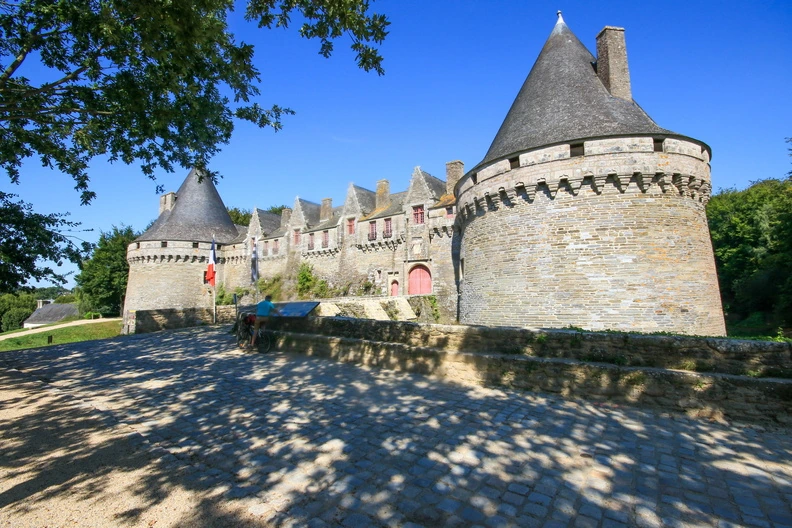 Château médiéval ombragé de Pontivy